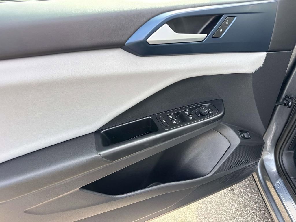 Used 2022 Volkswagen Taos SE w/ Panoramic Sunroof Package FWD image 19