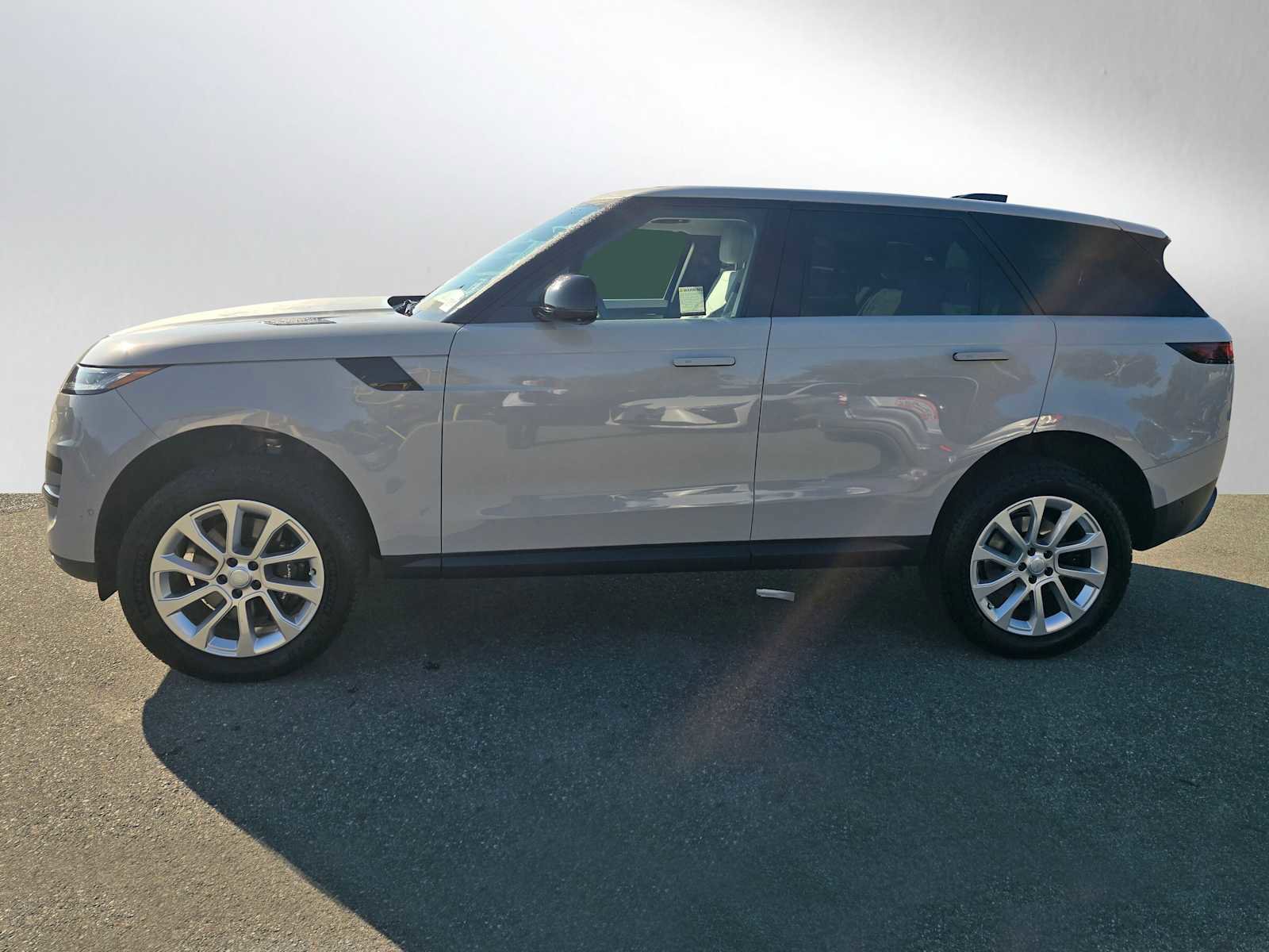 Used 2024 Land Rover Range Rover Sport SE image 6