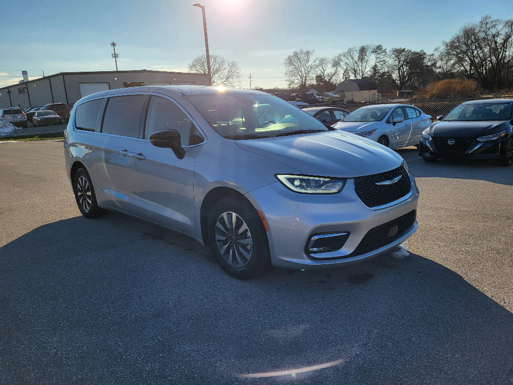 Used 2024 Chrysler Pacifica Select image 15