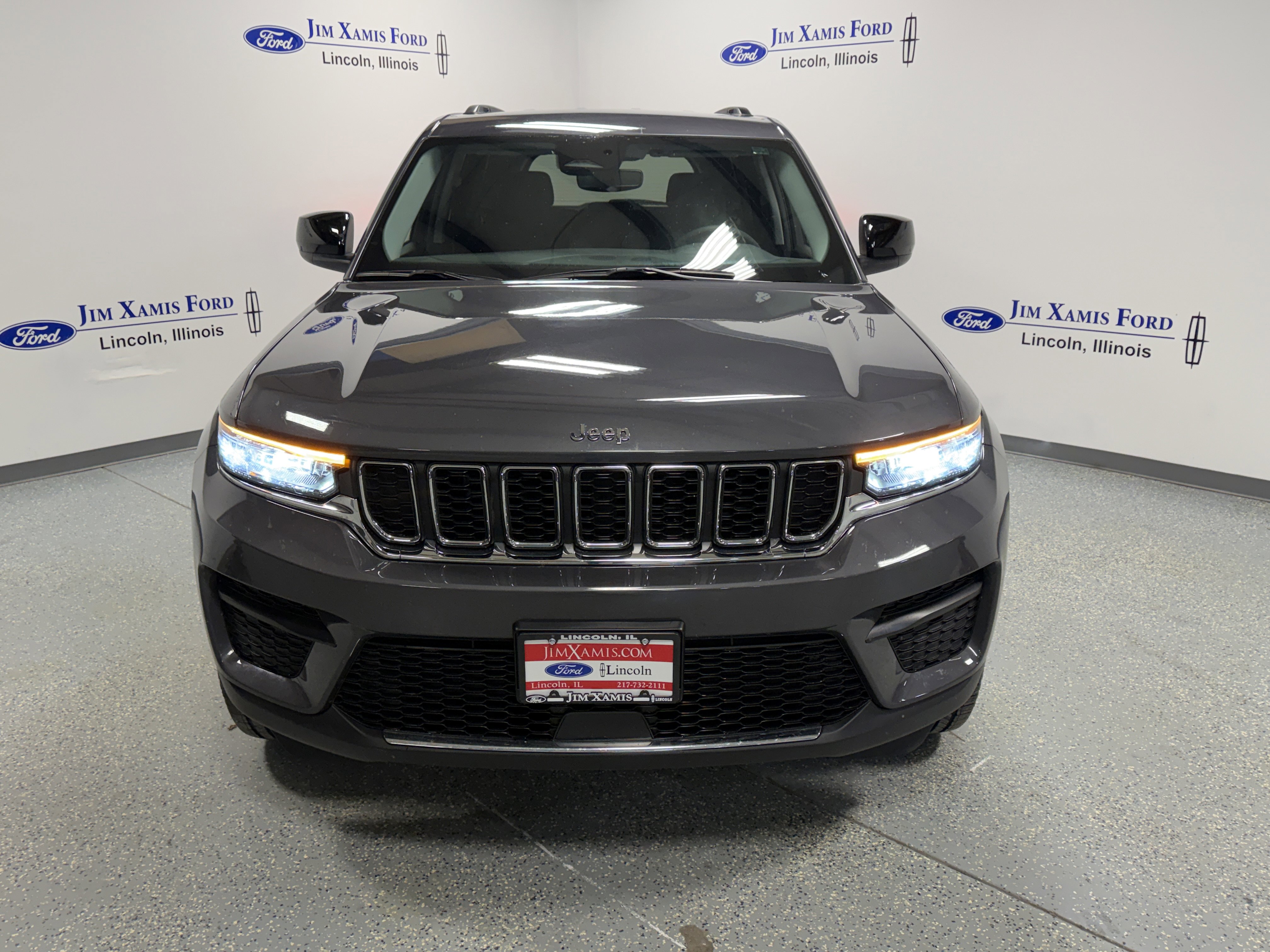 Used 2023 Jeep Grand Cherokee Laredo image 2