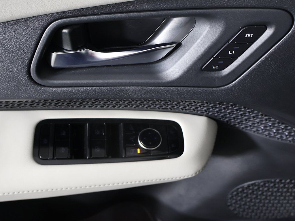 Used 2024 Nissan Ariya ENGAGE+ e-4ORCE image 32