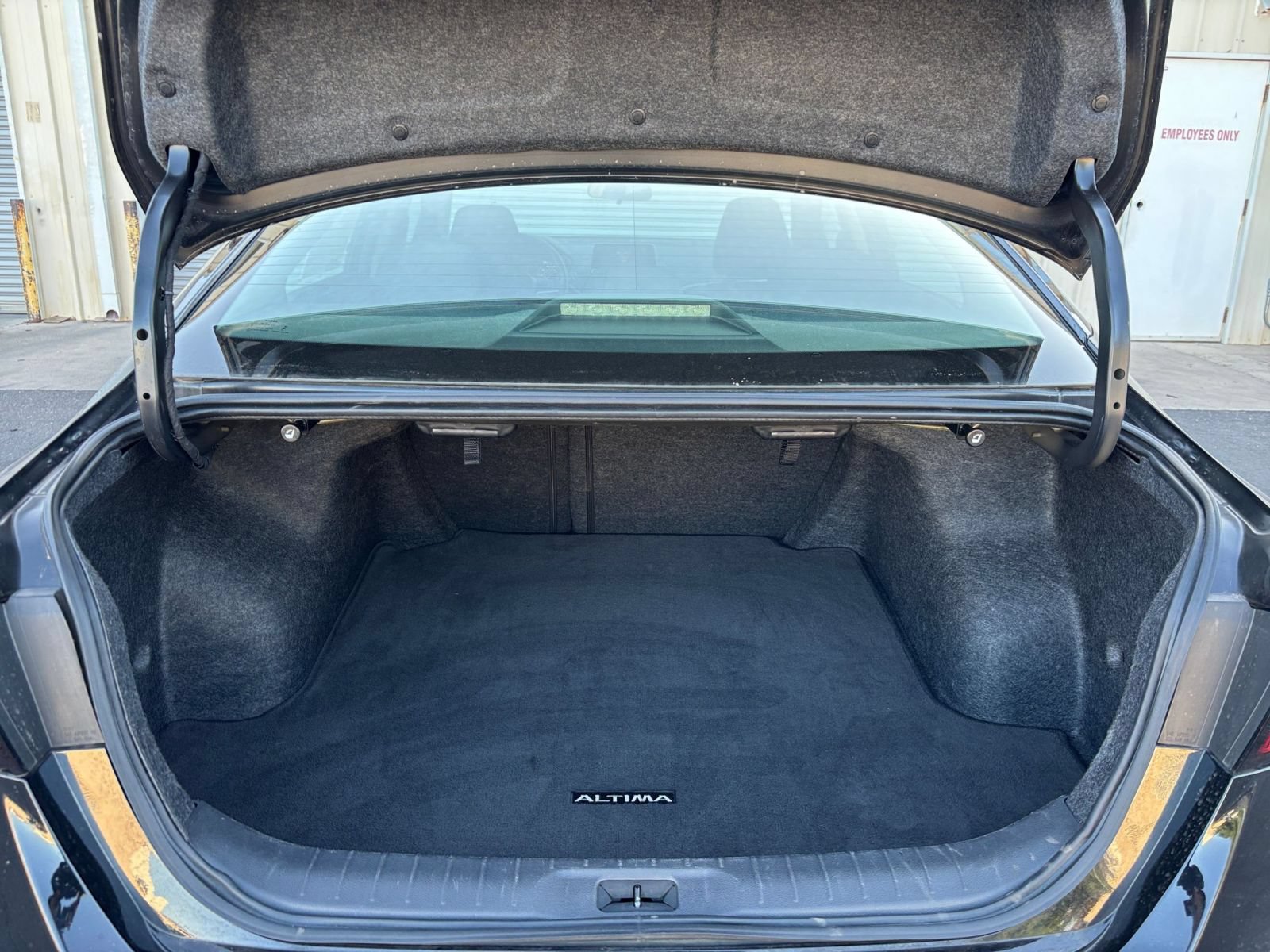 Used 2025 Nissan Altima 2.5 SV FWD image 31