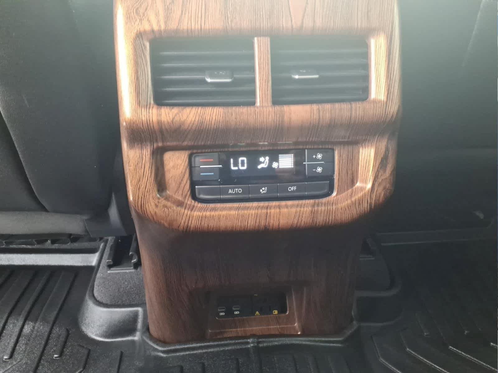 Used 2024 Volkswagen Atlas SE FWD image 13
