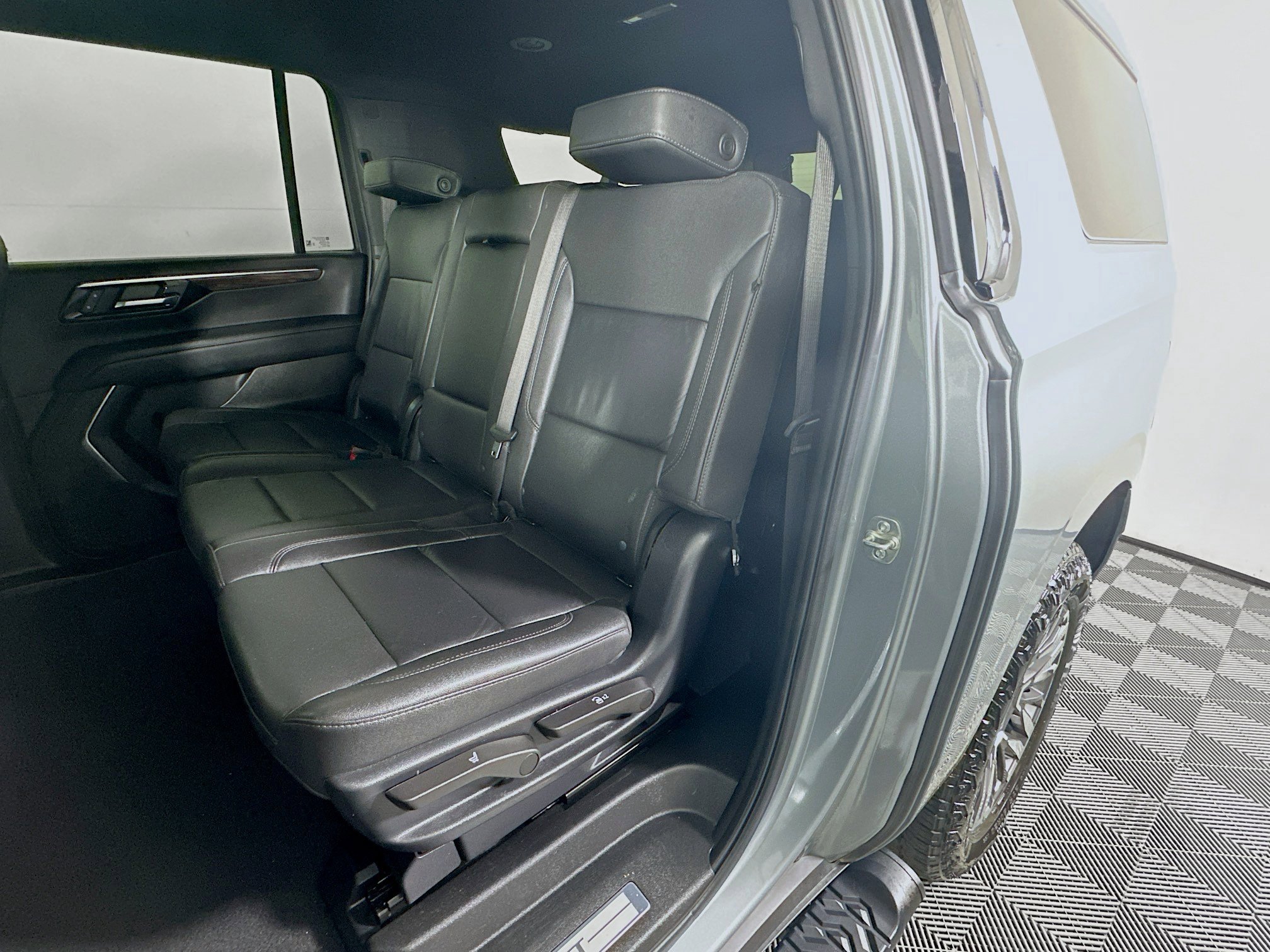 Used 2025 Chevrolet Suburban Z71 image 26