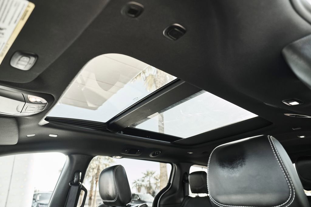 Used 2025 Chrysler Pacifica Limited image 21