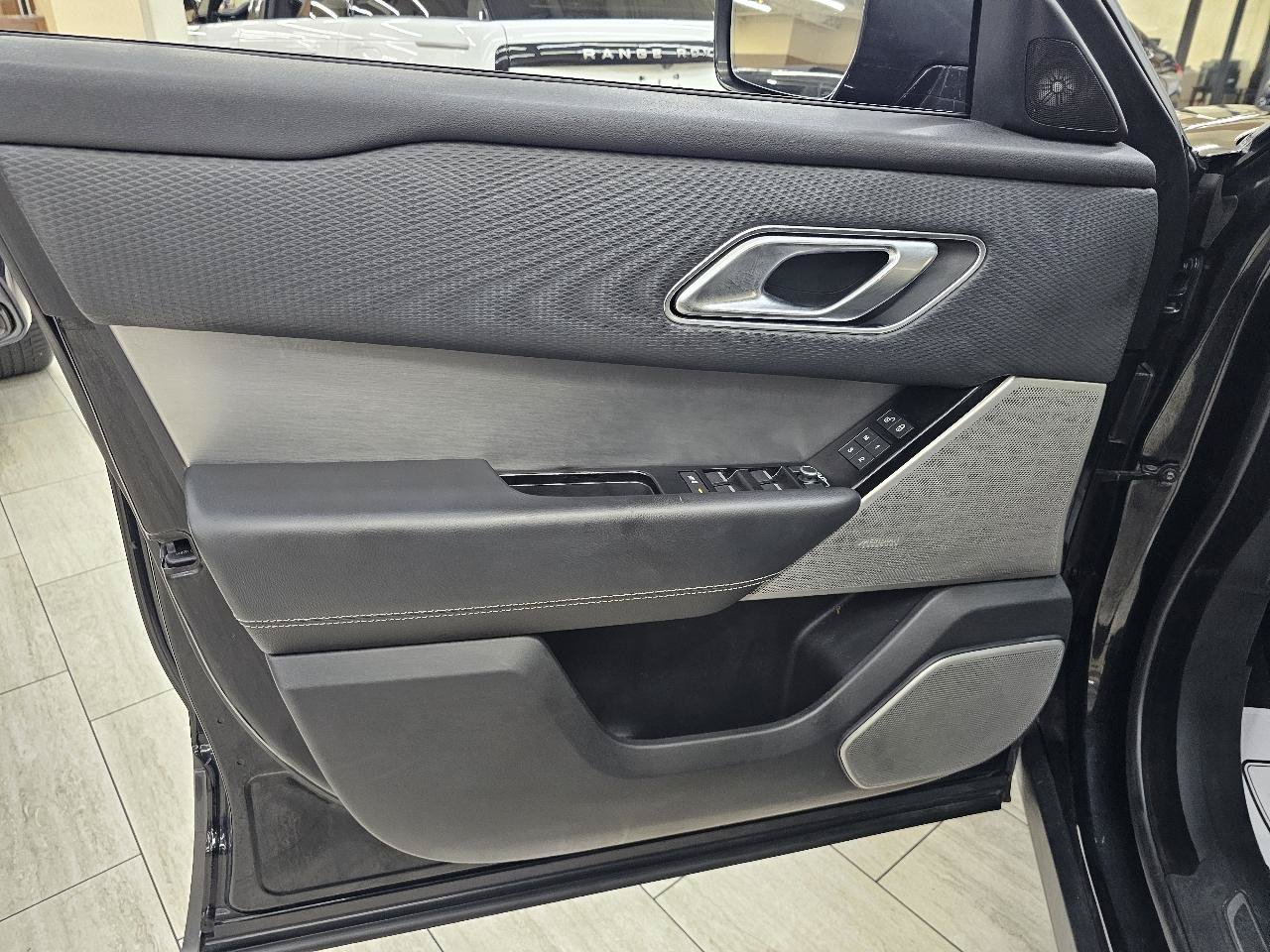 Used 2018 Land Rover Range Rover Velar R-Dynamic SE AWD/4WD image 37