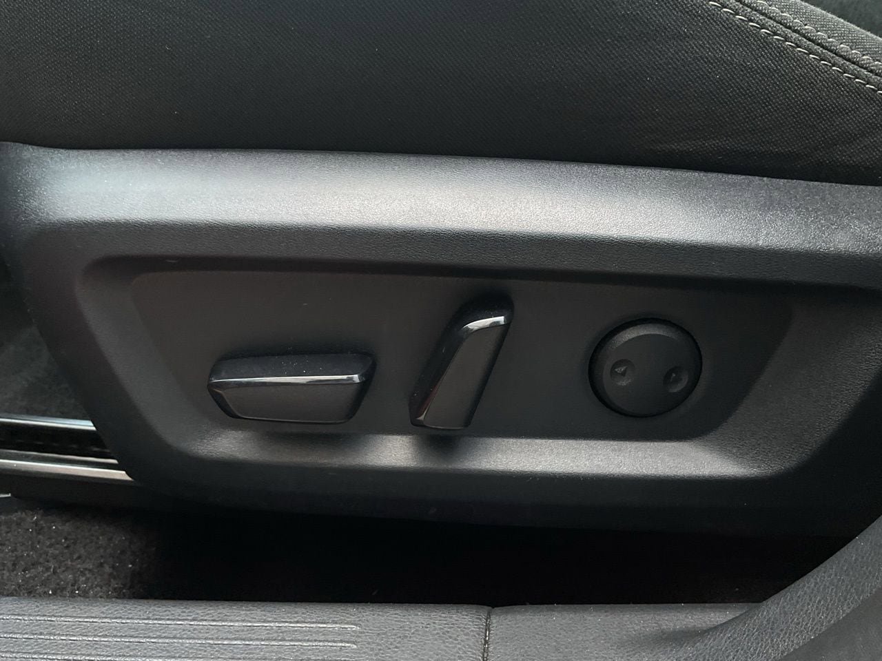 Used 2025 Nissan Rogue SV AWD/4WD image 11
