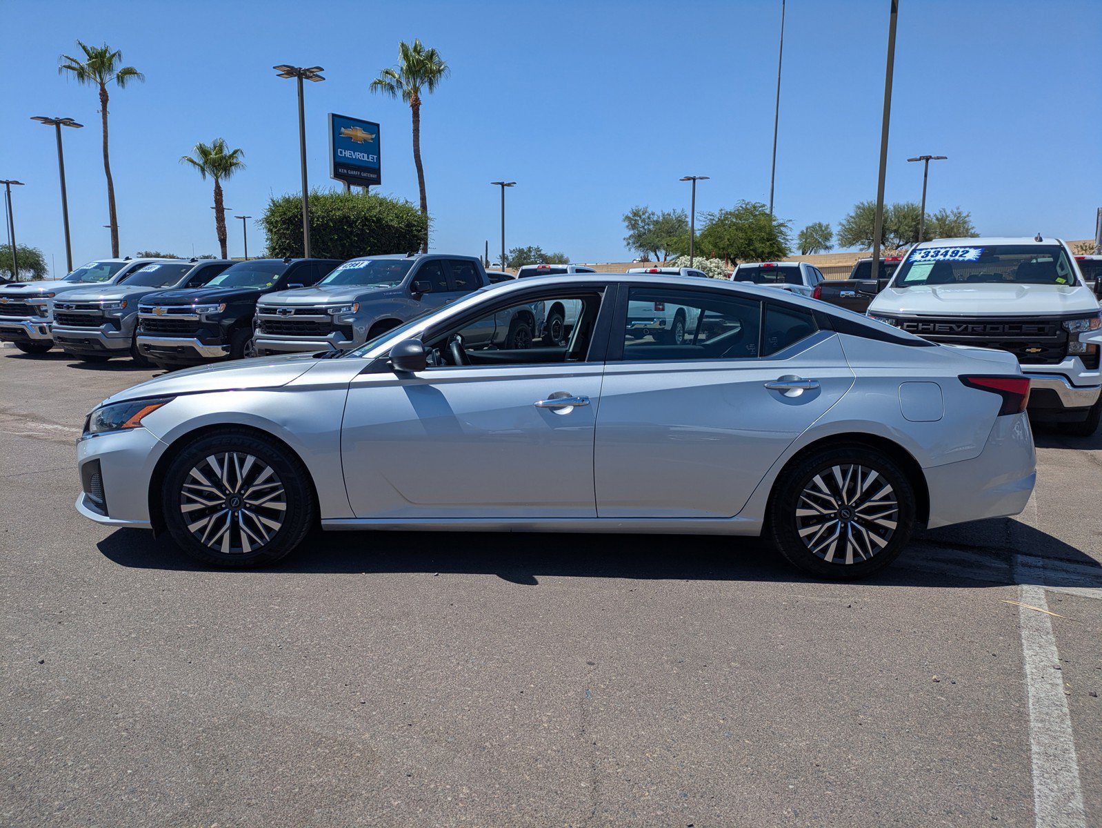 Used 2024 Nissan Altima 2.5 SV FWD image 2