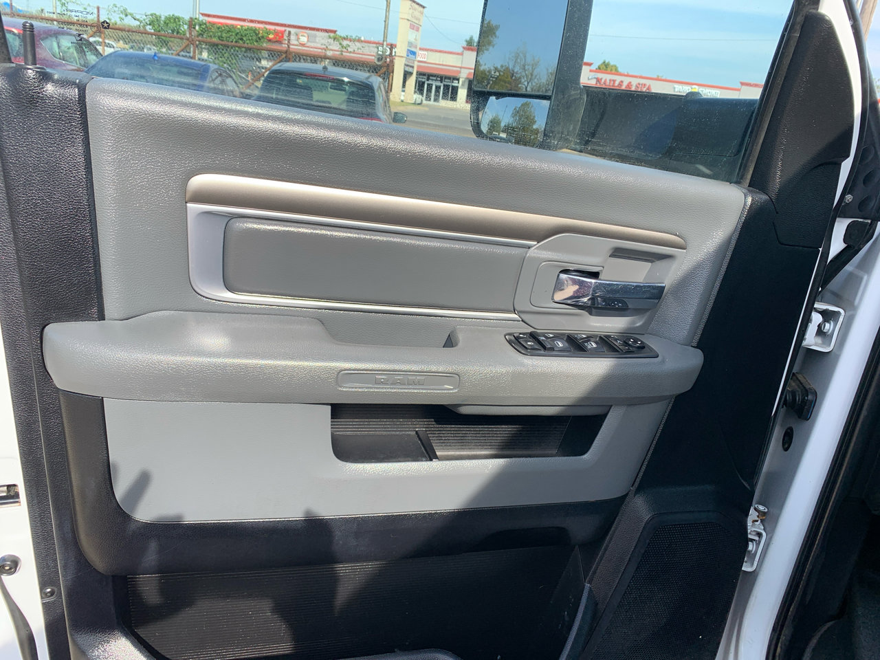 Used 2018 RAM 2500 SLT w/ Luxury Group image 17