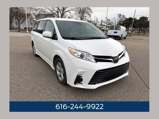 Used 2018 Toyota Sienna LE image 1