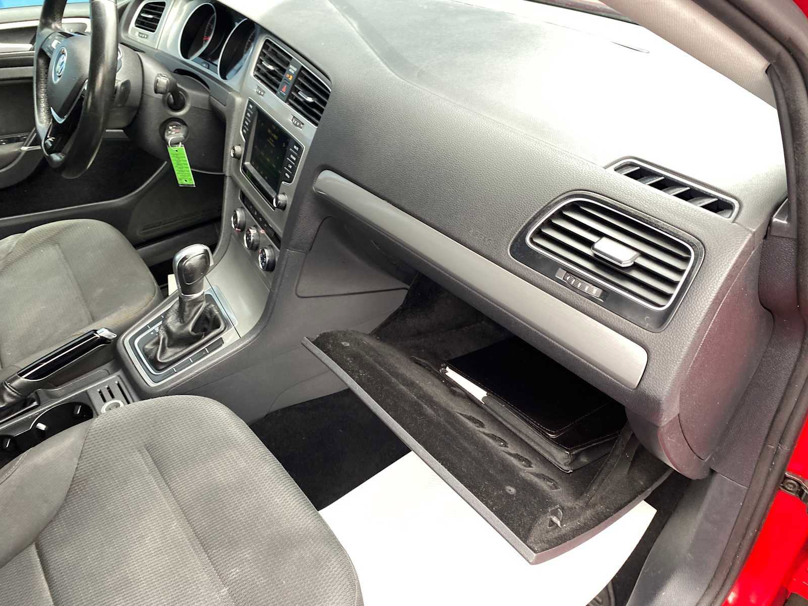 Used 2016 Volkswagen Golf S image 22