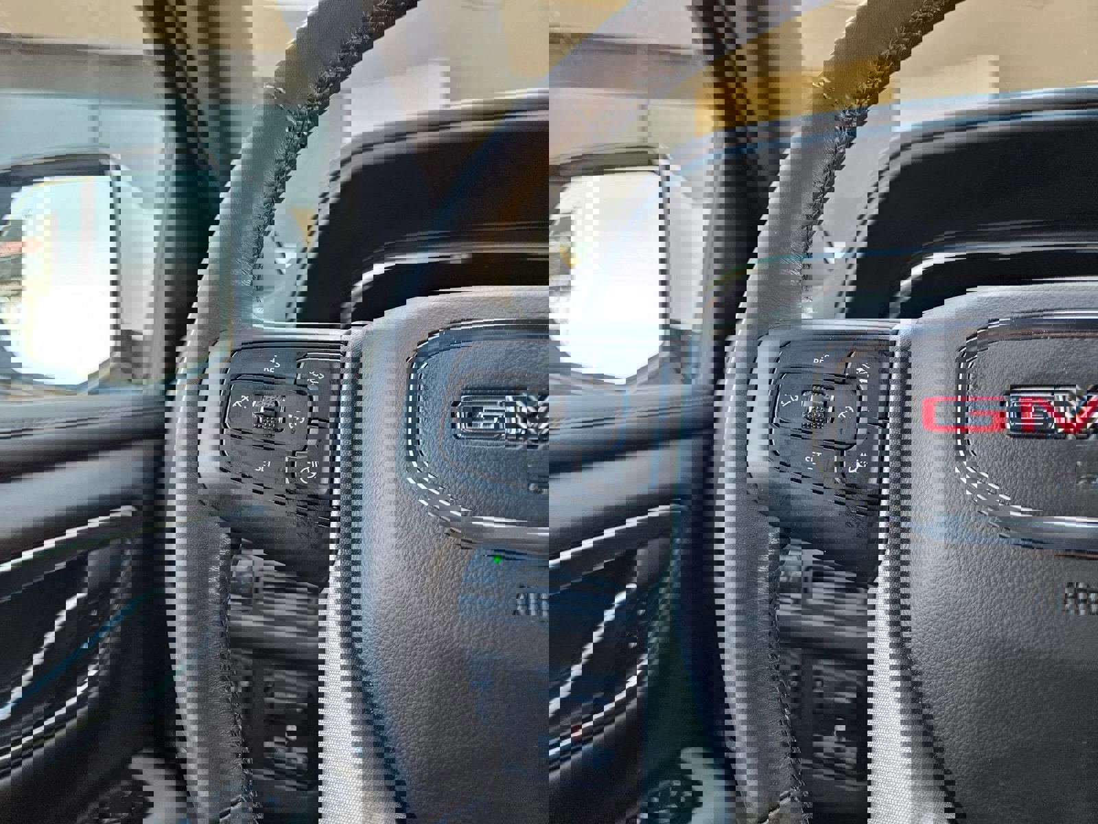 Used 2022 GMC Yukon XL SLT w/ SLT Premium Package image 12