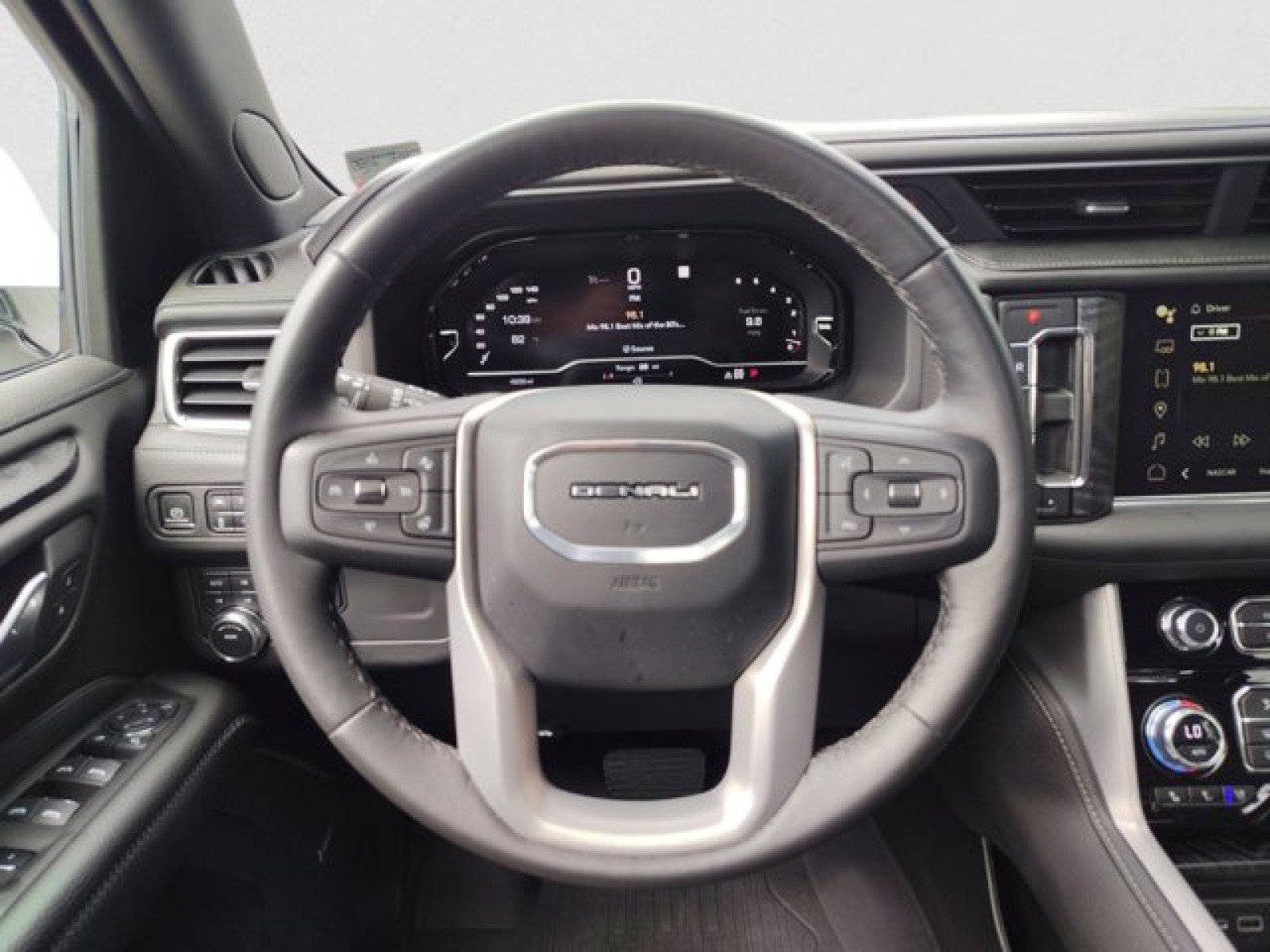 Used 2023 GMC Yukon Denali AWD/4WD image 16