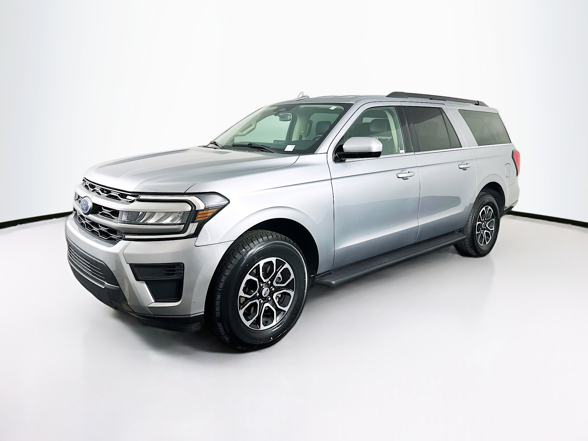 Used 2024 Ford Expedition Max XLT image 3