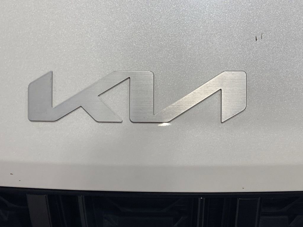 Used 2022 Kia Carnival EX image 29