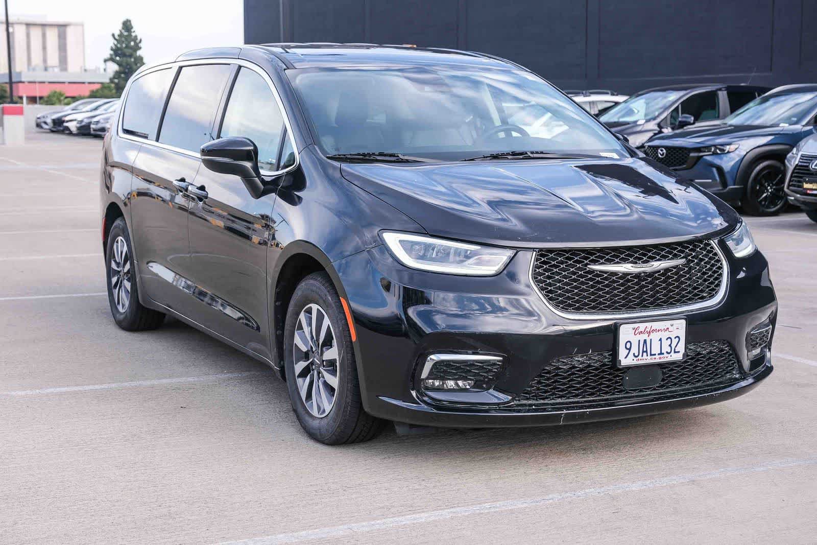Used 2023 Chrysler Pacifica Touring-L FWD image 3