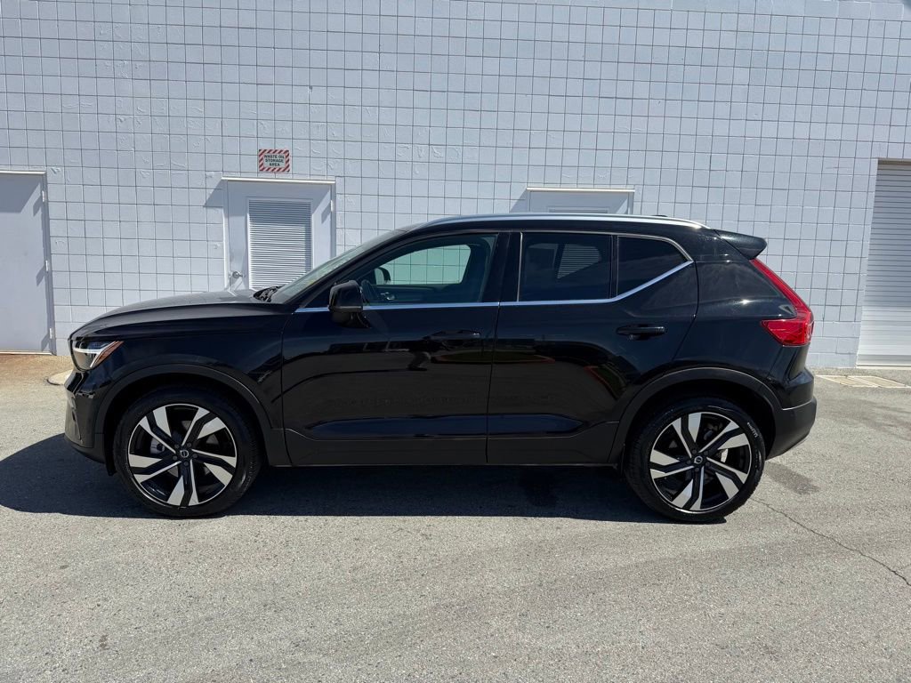 Used 2025 Volvo XC40 B5 Plus image 3