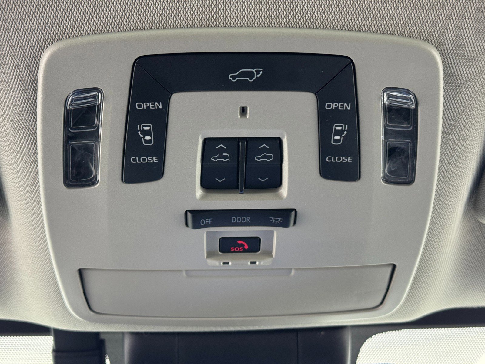 Used 2024 Toyota Sienna Limited image 37