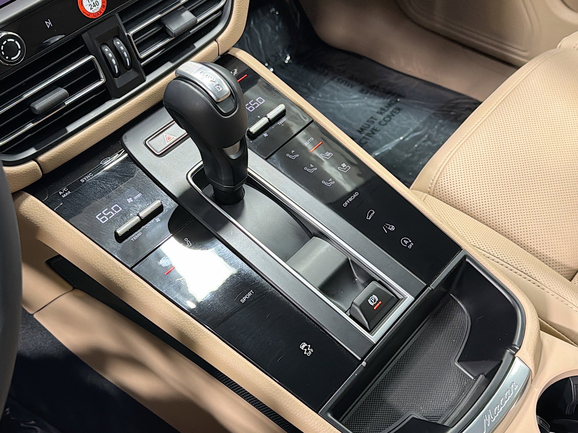 Certified 2025 Porsche Macan image 28