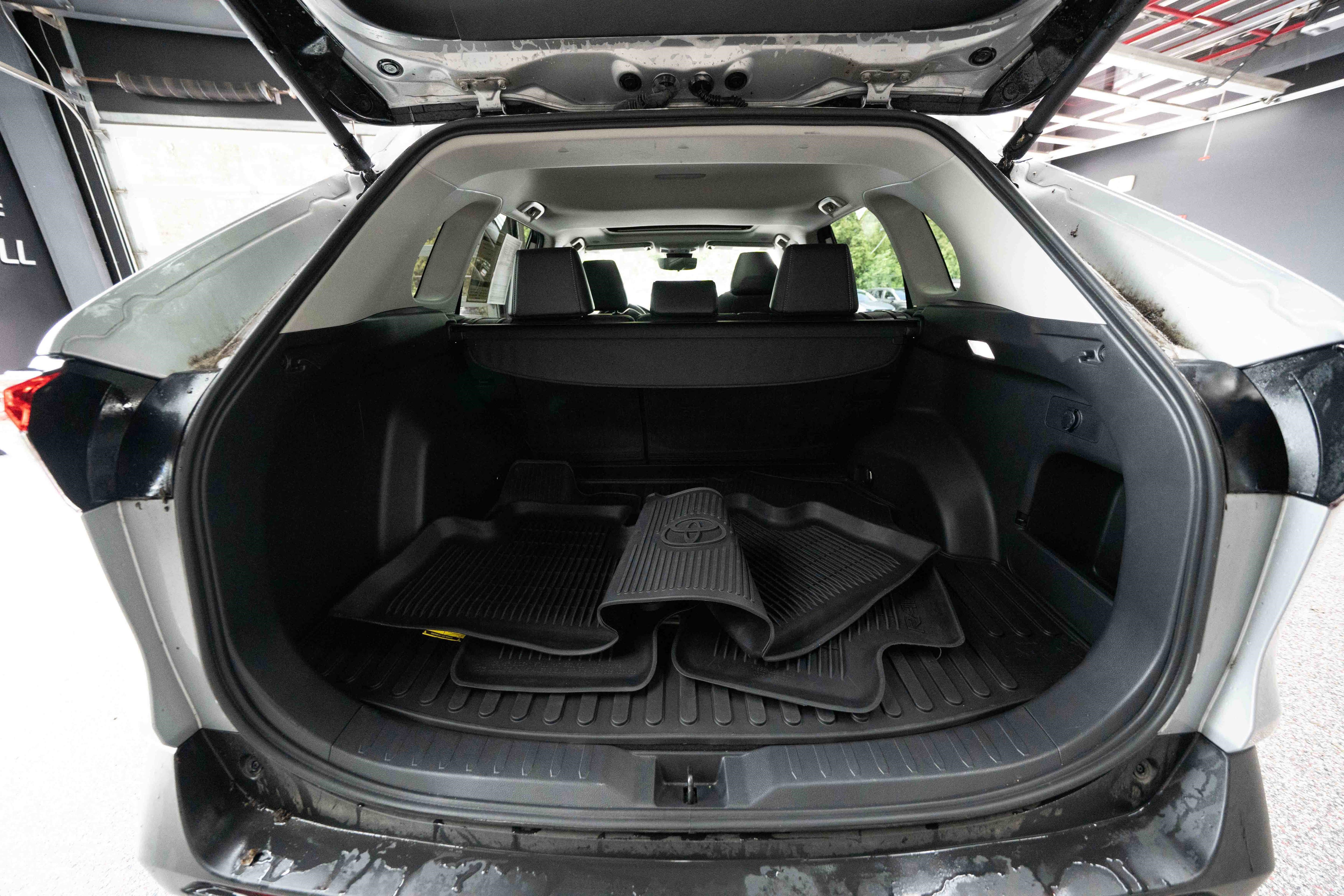 Used 2024 Toyota RAV4 XLE Premium FWD image 28