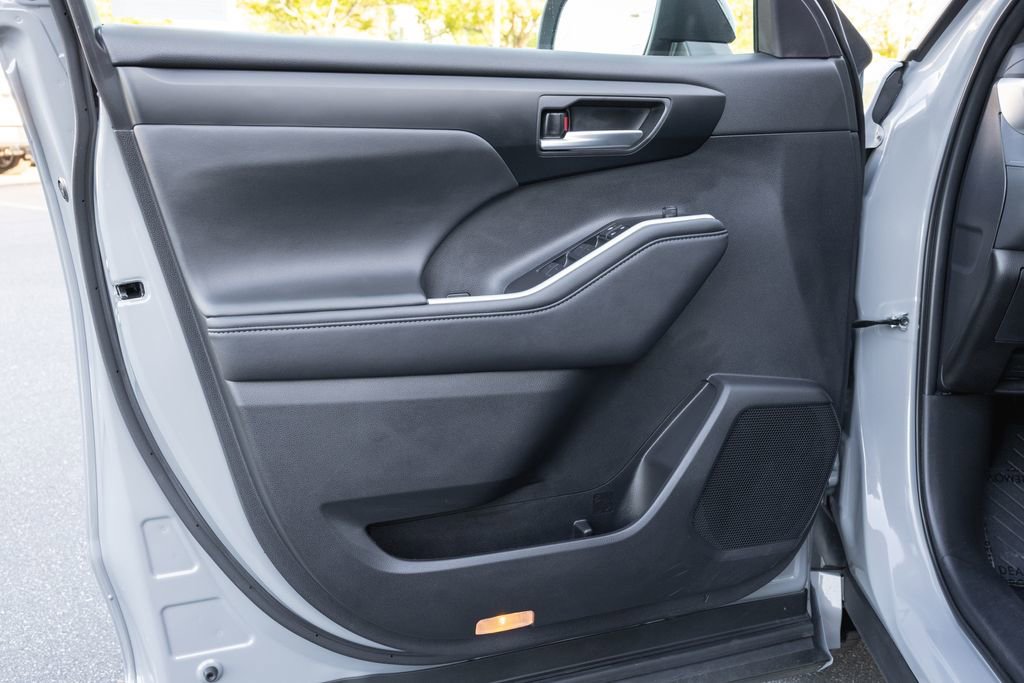 Certified 2025 Toyota Highlander XSE image 25