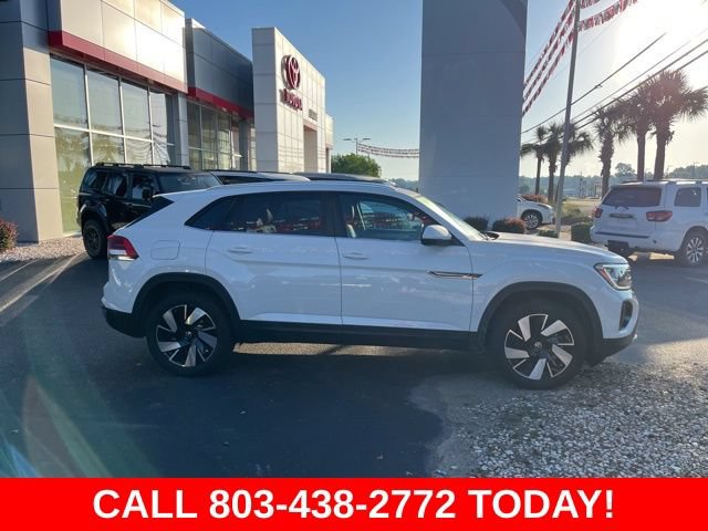 Used 2024 Volkswagen Atlas Cross Sport SE FWD image 2