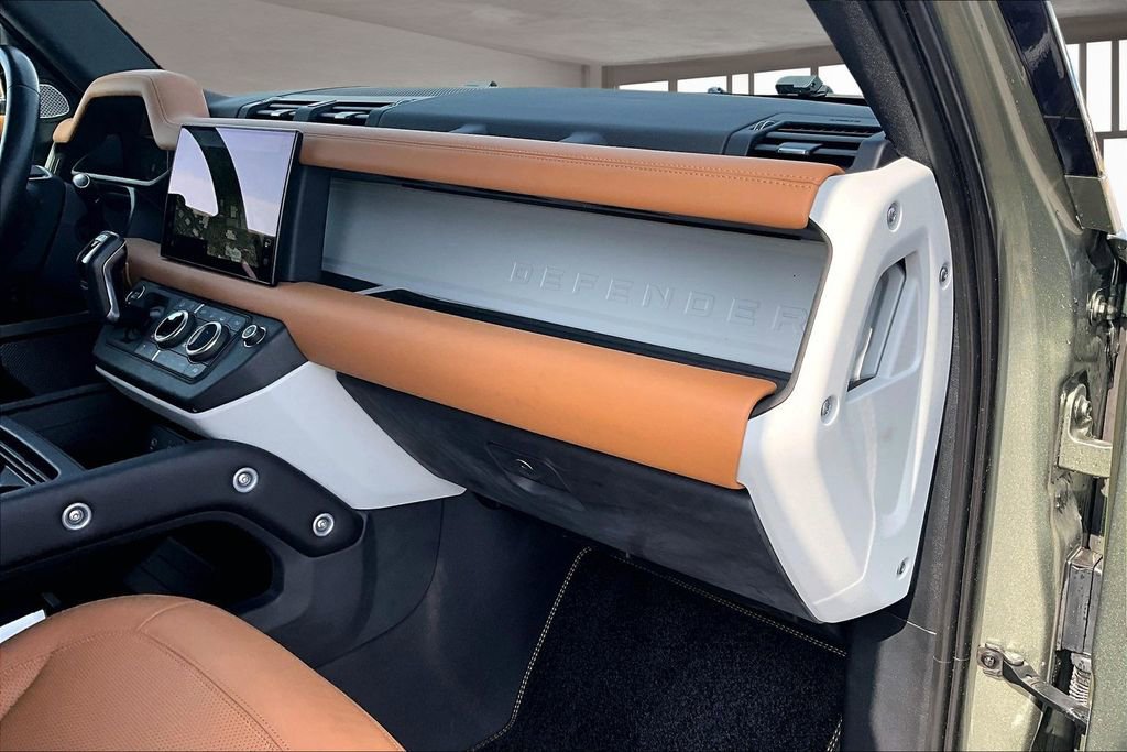 Used 2023 Land Rover Defender 130 SE image 16