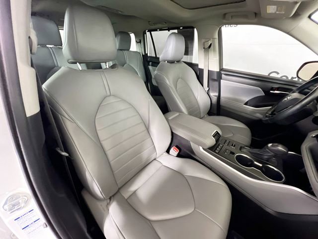 Used 2021 Toyota Highlander XLE AWD/4WD image 22