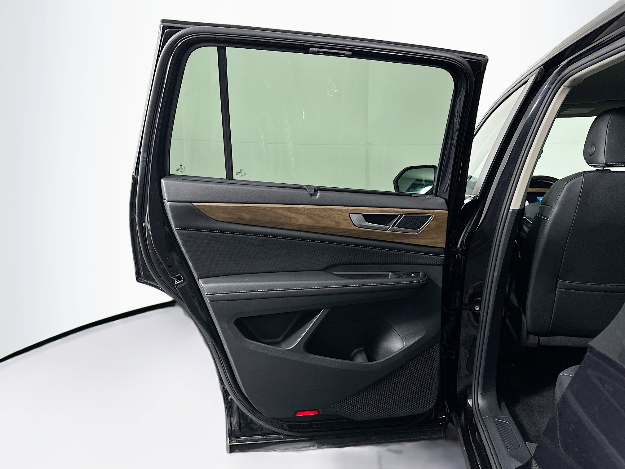 Used 2025 Volkswagen Atlas SE image 25