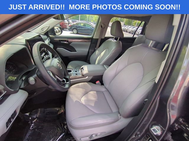 Used 2025 Toyota Highlander Limited FWD image 16