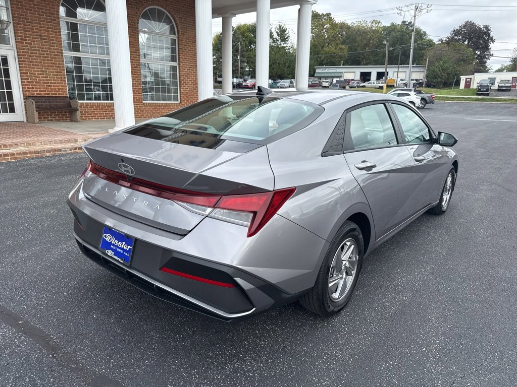 Used 2025 Hyundai Elantra SE w/ Cargo Package image 5