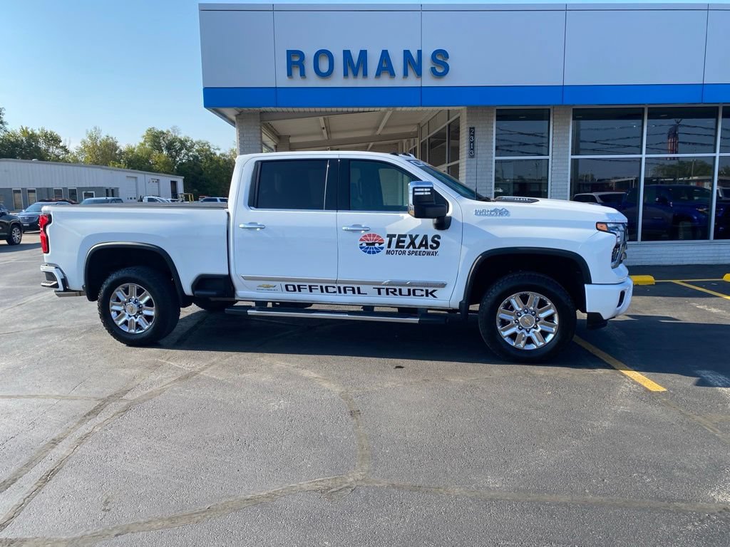 Used 2026 Chevrolet Silverado 2500 High Country w/ High Country Premium Package AWD/4WD image 2