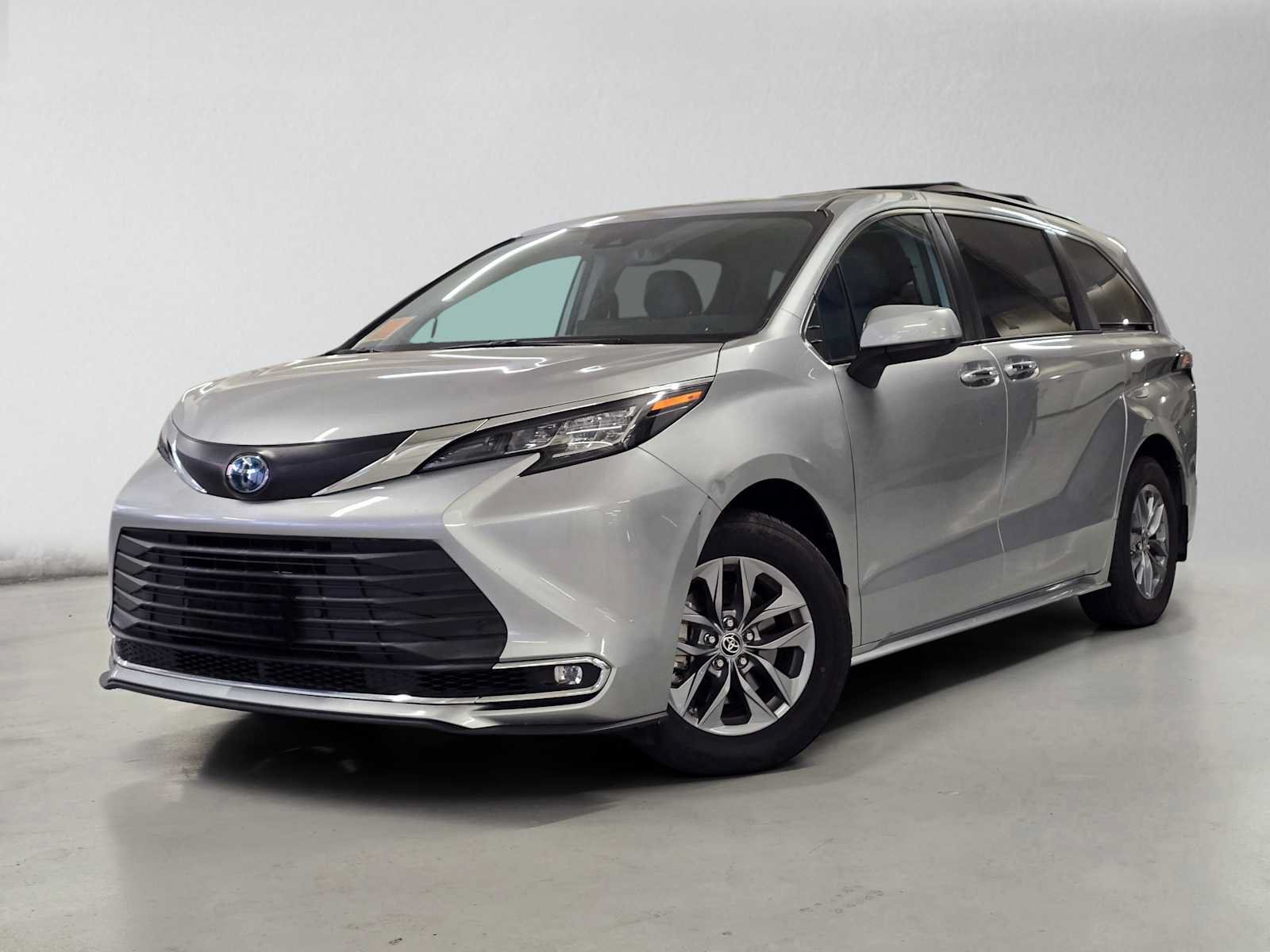 Used 2021 Toyota Sienna XLE w/ XLE Plus Package FWD image 2