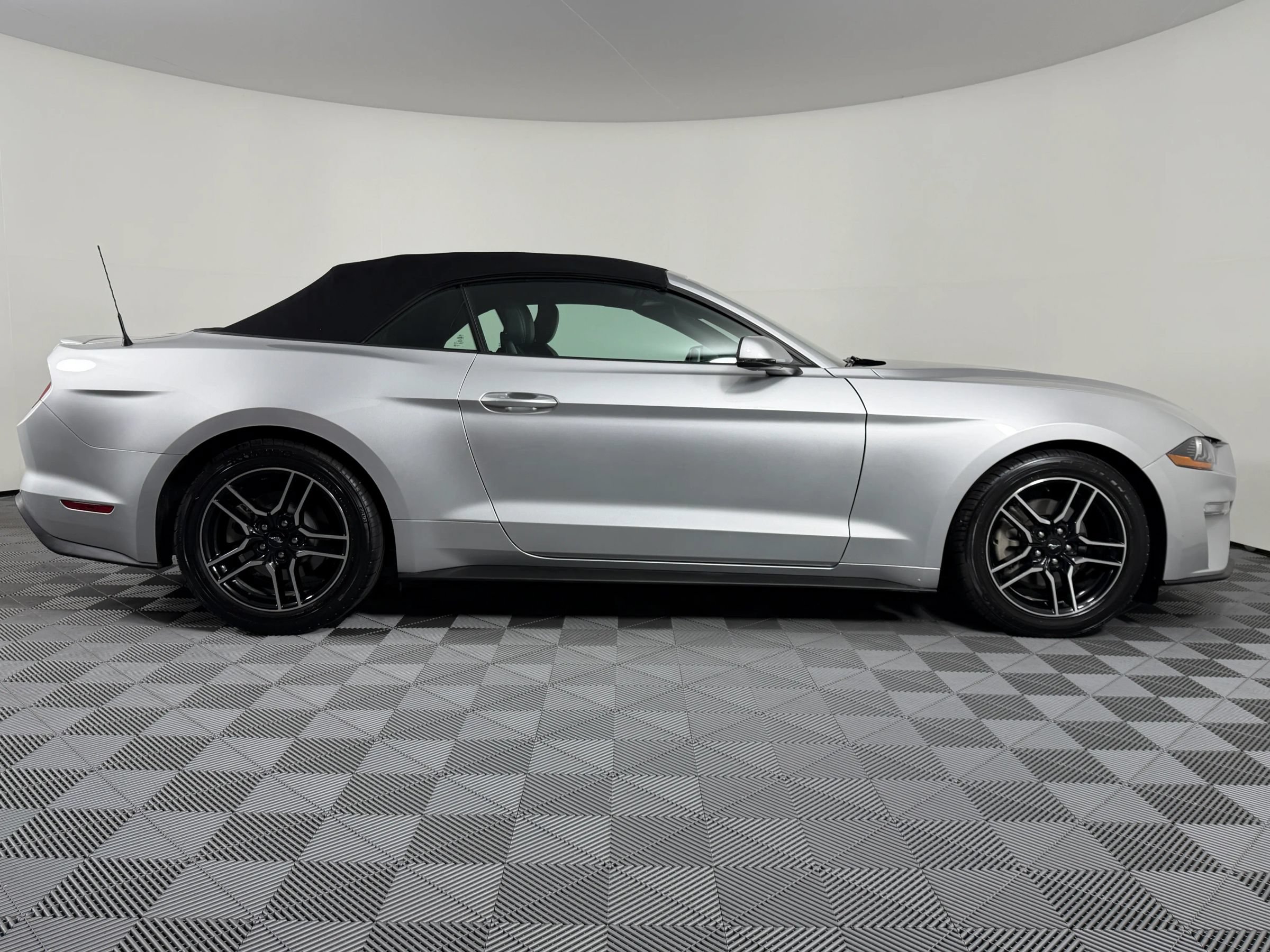 Used 2018 Ford Mustang Premium w/ Equipment Group 201A RWD image 7