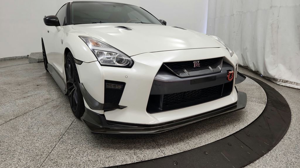 Used 2017 Nissan GT-R Premium w/ Premium Interior Package AWD/4WD image 11