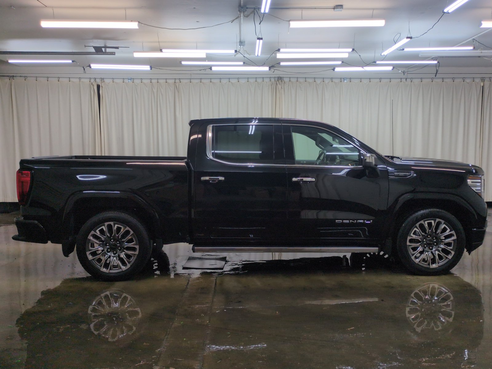 Used 2024 GMC Sierra 1500 Denali Ultimate AWD/4WD image 4