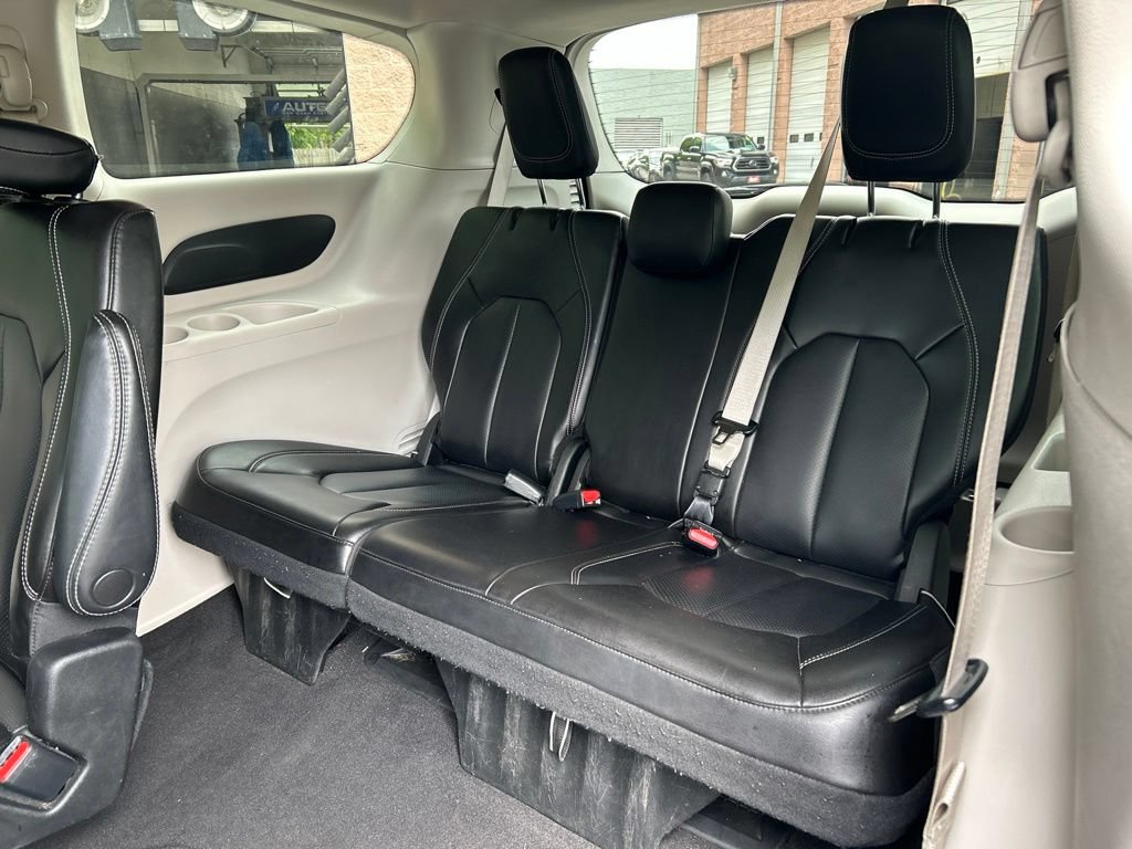 Used 2023 Chrysler Pacifica Touring-L FWD image 23