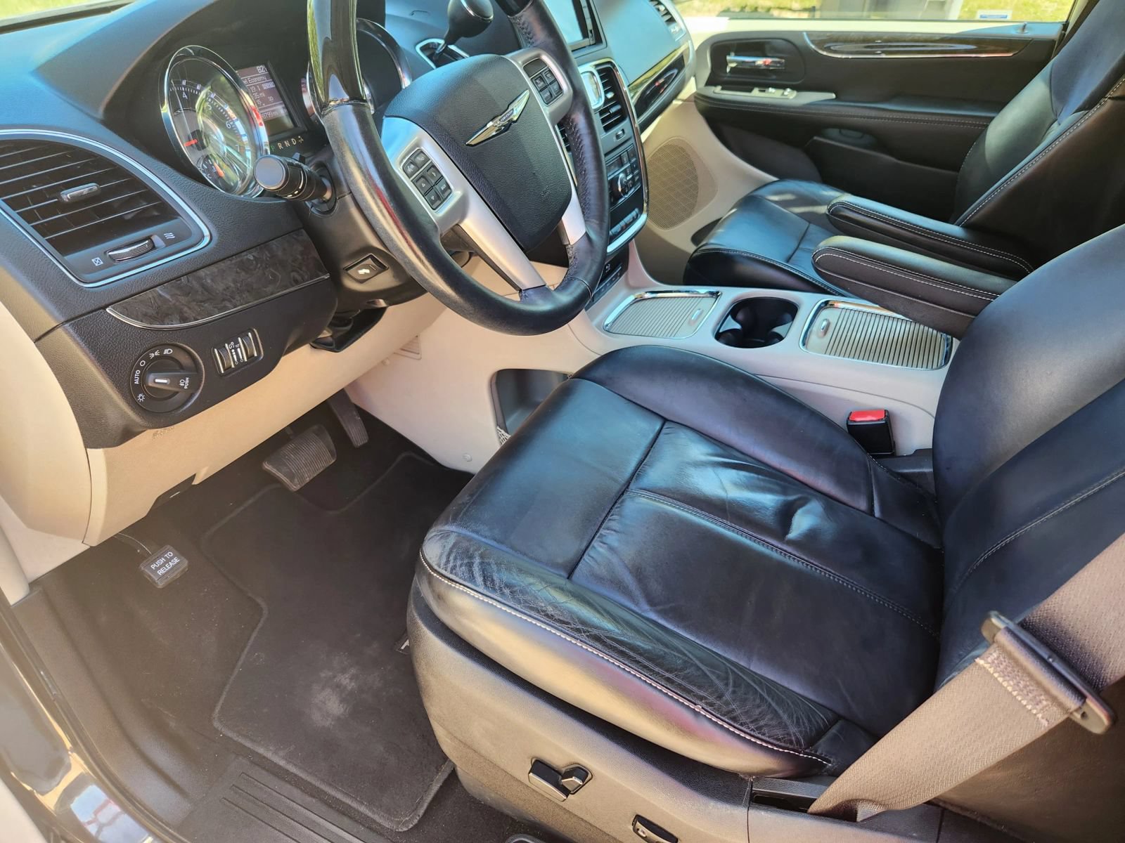 Used 2016 Chrysler Town & Country Limited Platinum w/ Trailer Tow Group FWD image 9