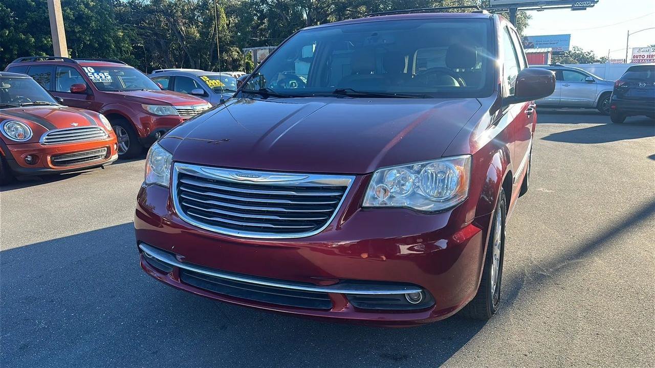 Used 2016 Chrysler Town & Country Touring FWD image 3
