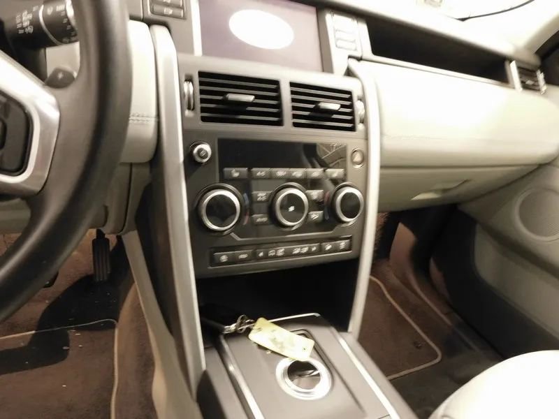 Used 2019 Land Rover Discovery Sport SE AWD/4WD image 27