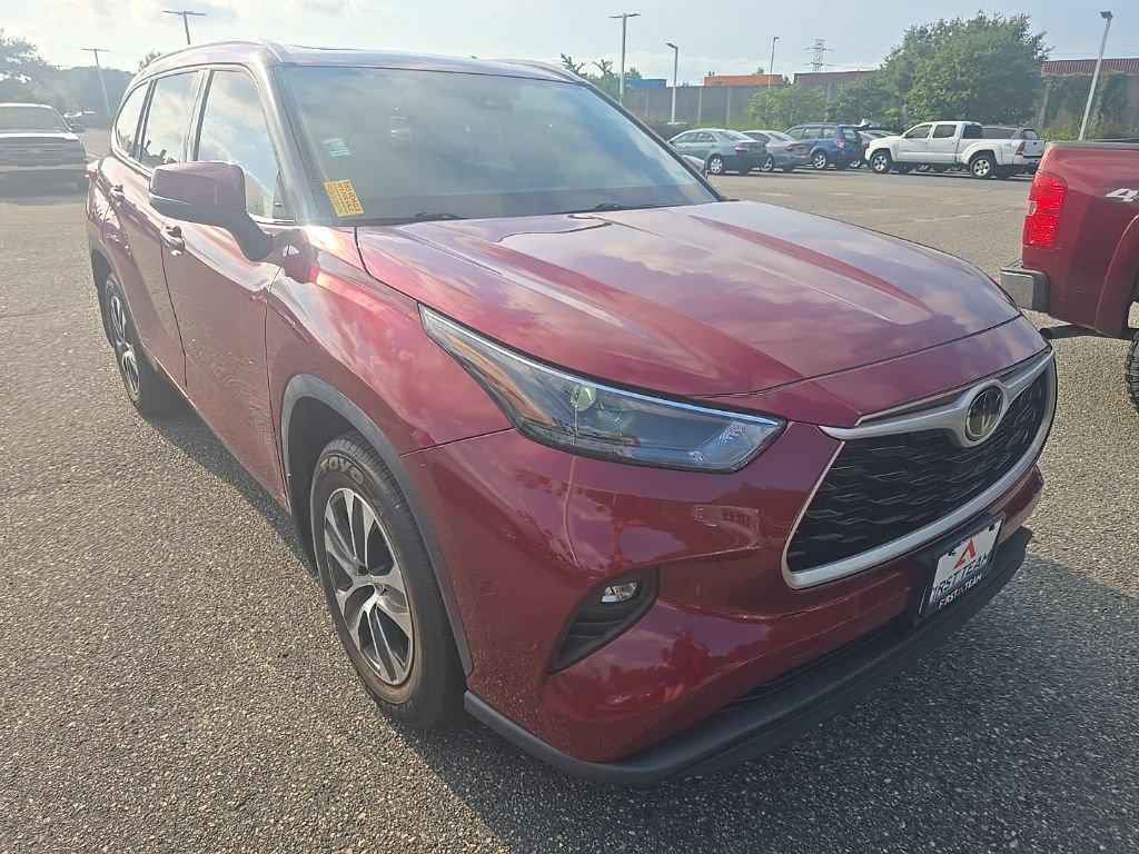Used 2022 Toyota Highlander XLE AWD/4WD image 3