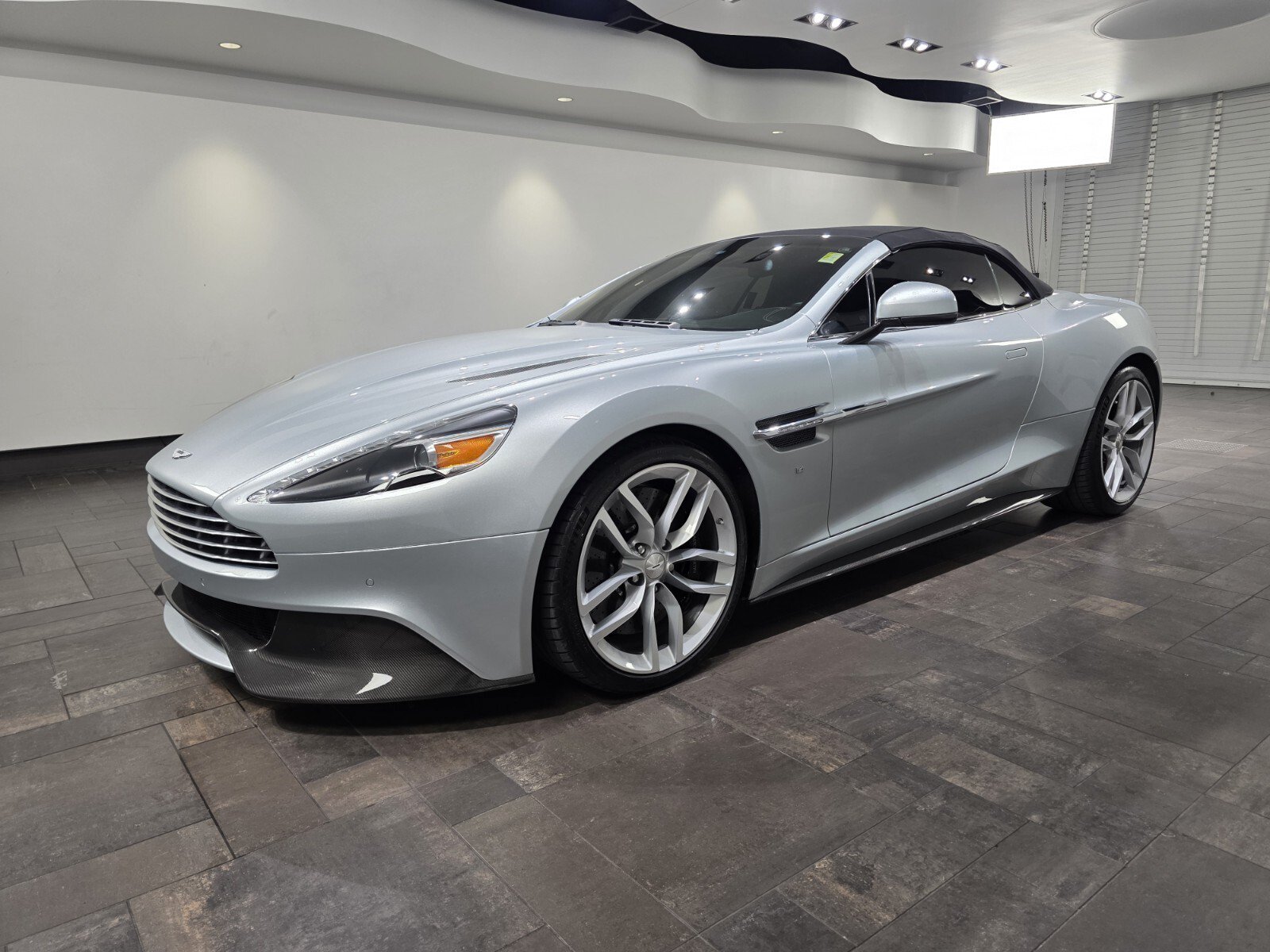 Used 2017 Aston Martin Vanquish Volante RWD image 17