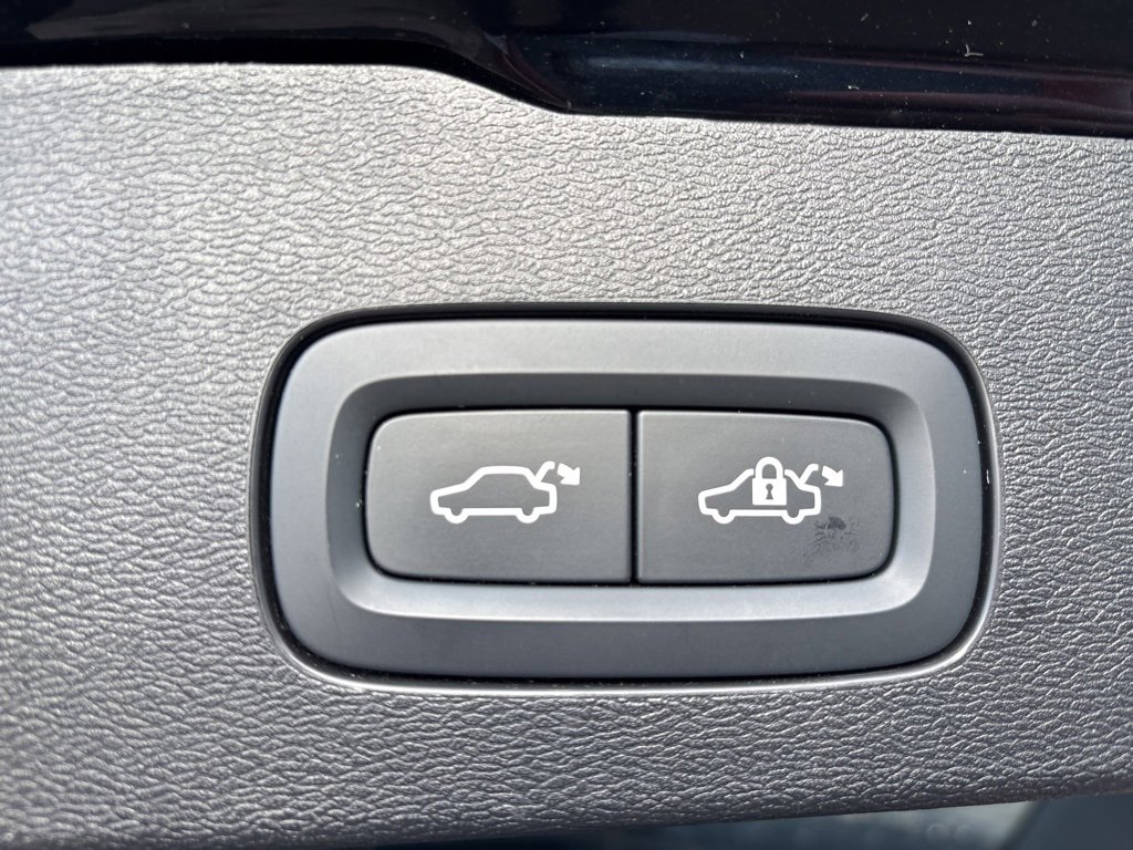 Certified 2024 Volvo V60 B5 Cross Country Plus w/ Protection Package Premier image 45