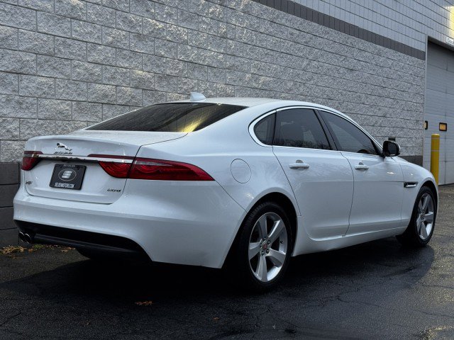 Used 2017 Jaguar XF image 3