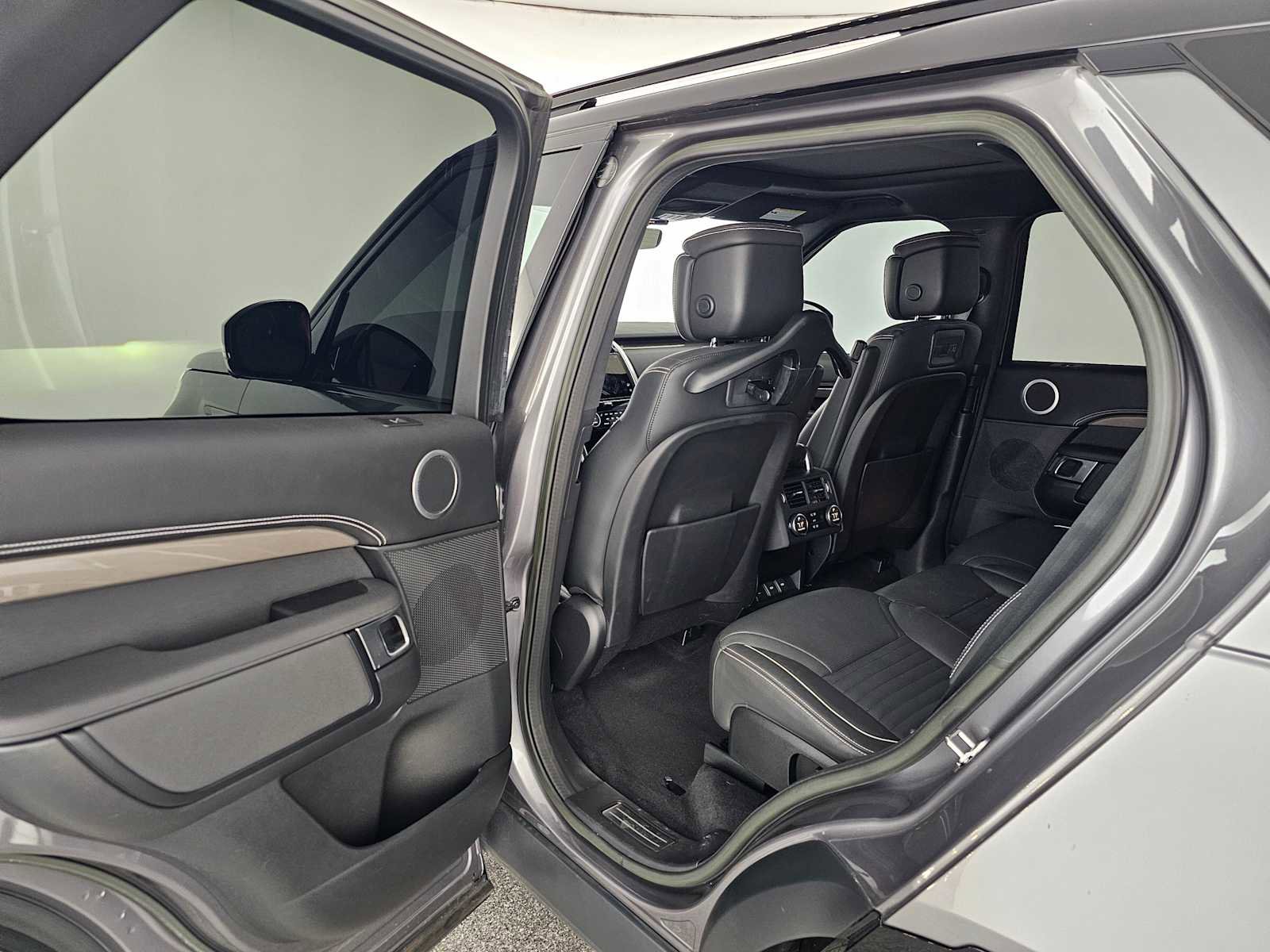 Used 2023 Land Rover Discovery Metropolitan Edition image 15