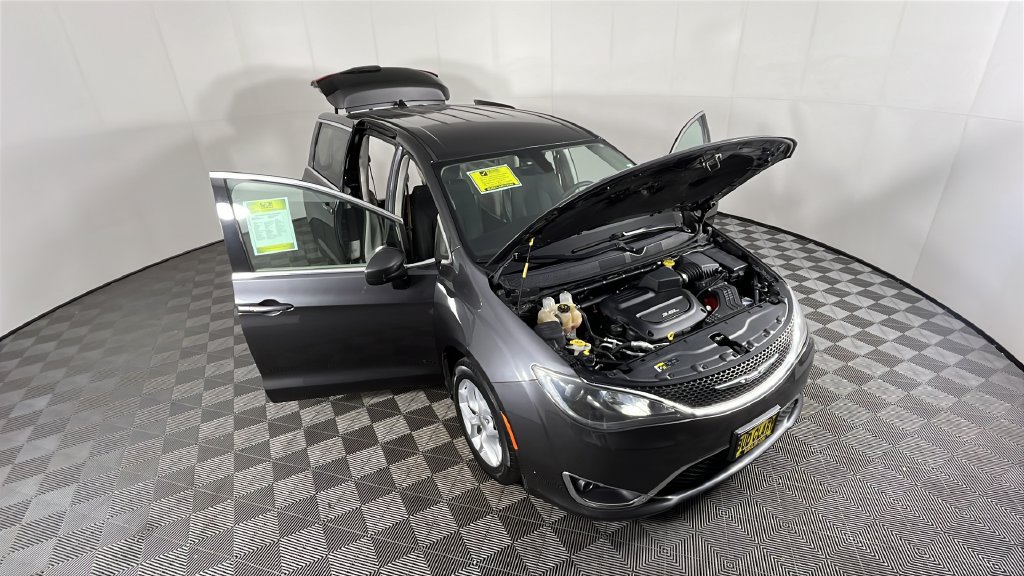 Used 2018 Chrysler Pacifica Touring Plus w/ Tire & Wheel Group FWD image 12