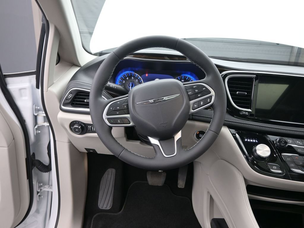 Used 2023 Chrysler Pacifica Limited AWD/4WD image 27