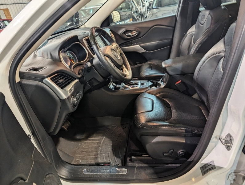 Used 2017 Jeep Cherokee Overland w/ Technology Group image 21