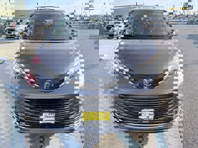 Used 2021 Toyota Sienna Limited image 7