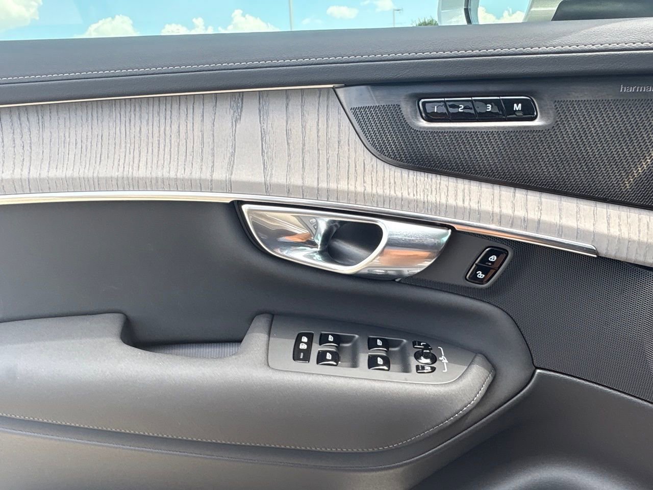 New 2026 Volvo XC90 B5 Ultra w/ Protection Package Premier image 16